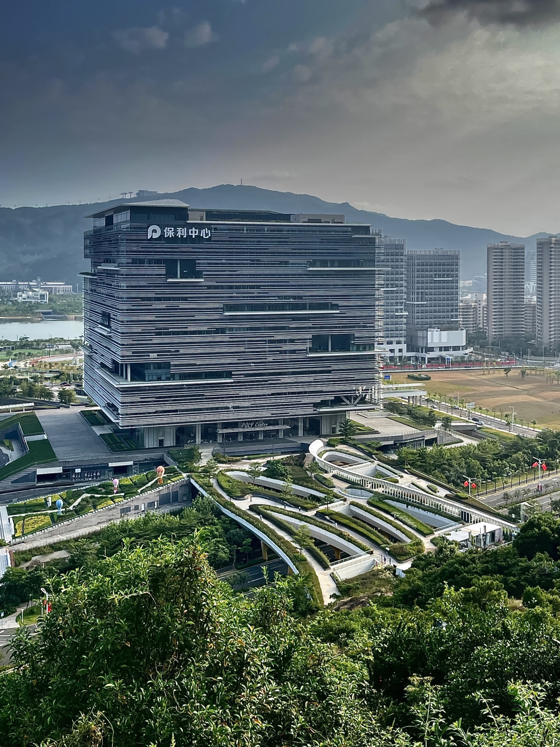 Hengqin Poly Center tower and surrounding plaza